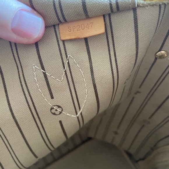 Louis Vuitton Neverfull MM & Wallet - Picture 5 of 16